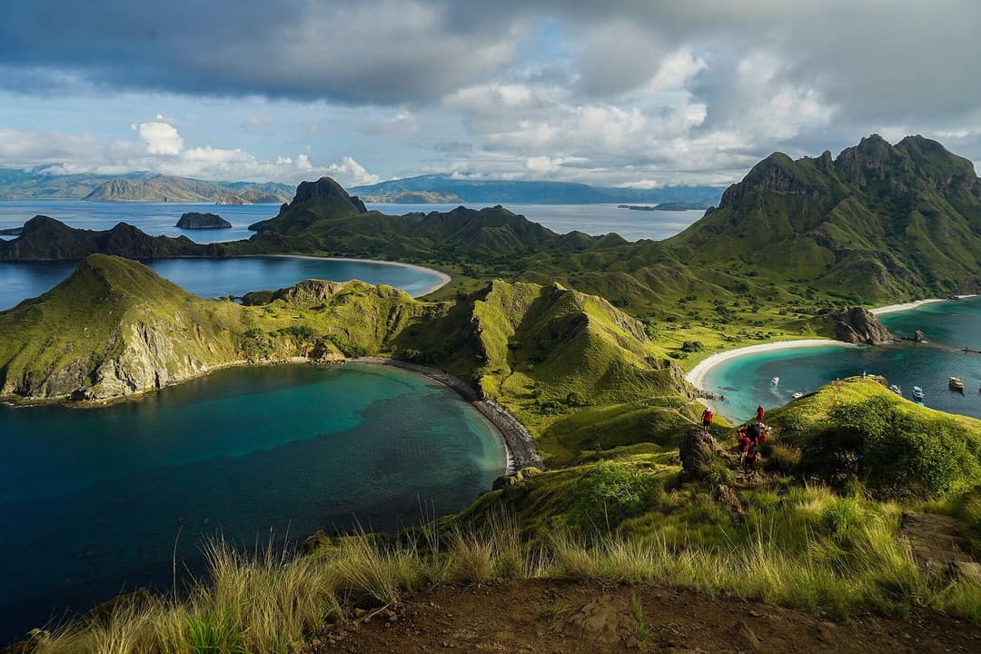 Pemandangan teluk dan bukit hijau Pulau Padar, Taman Nasional Komodo